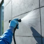 découvrez comment l'application d'un enduit hydrofuge prolonge la durabilité des façades extérieures en les protégeant efficacement contre l'humidité et les intempéries.